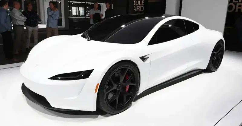 Tesla Roadster, l&rsquo;attesa sta per finire: reveal in pista ad aprile dopo oltre dieci anni di sviluppo