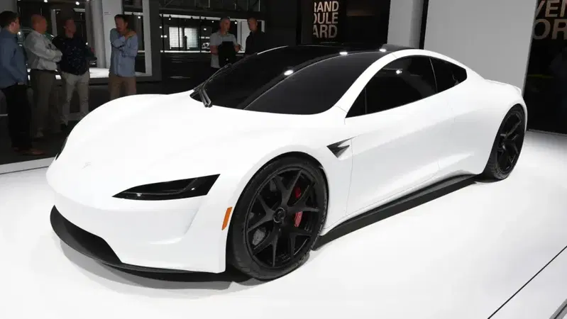 Tesla Roadster, l&rsquo;attesa sta per finire: reveal in pista ad aprile dopo oltre dieci anni di sviluppo