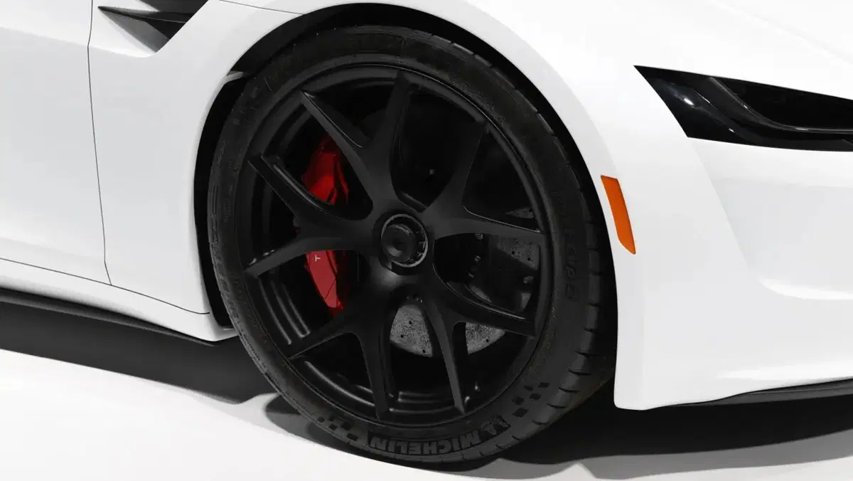 Tesla Roadster, l’attesa sta per finire: reveal in pista ad aprile dopo oltre dieci anni di sviluppo