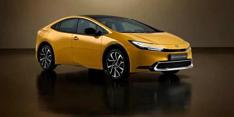 Toyota richiama oltre 141.000 Prius: le portiere posteriori si aprono da sole