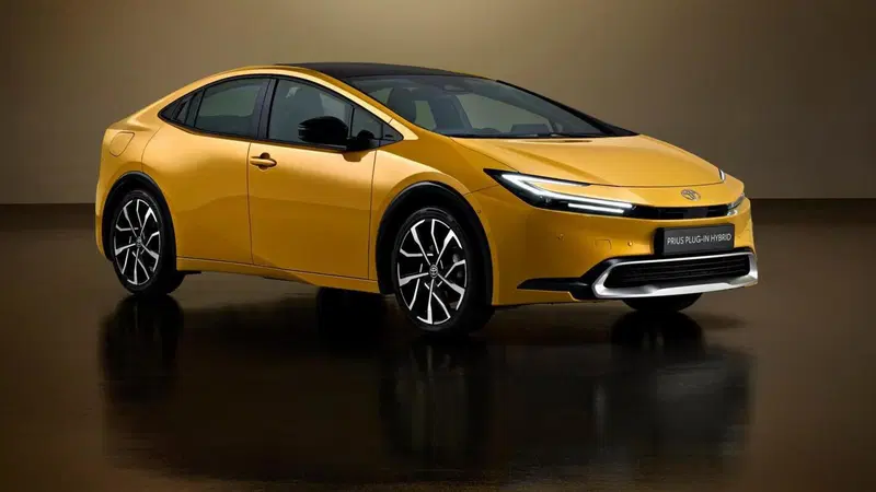 Toyota richiama oltre 141.000 Prius: le portiere posteriori si aprono da sole