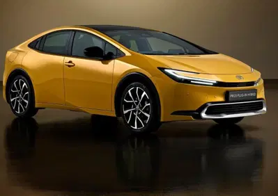 Toyota richiama oltre 141.000 Prius: le portiere posteriori si aprono da sole