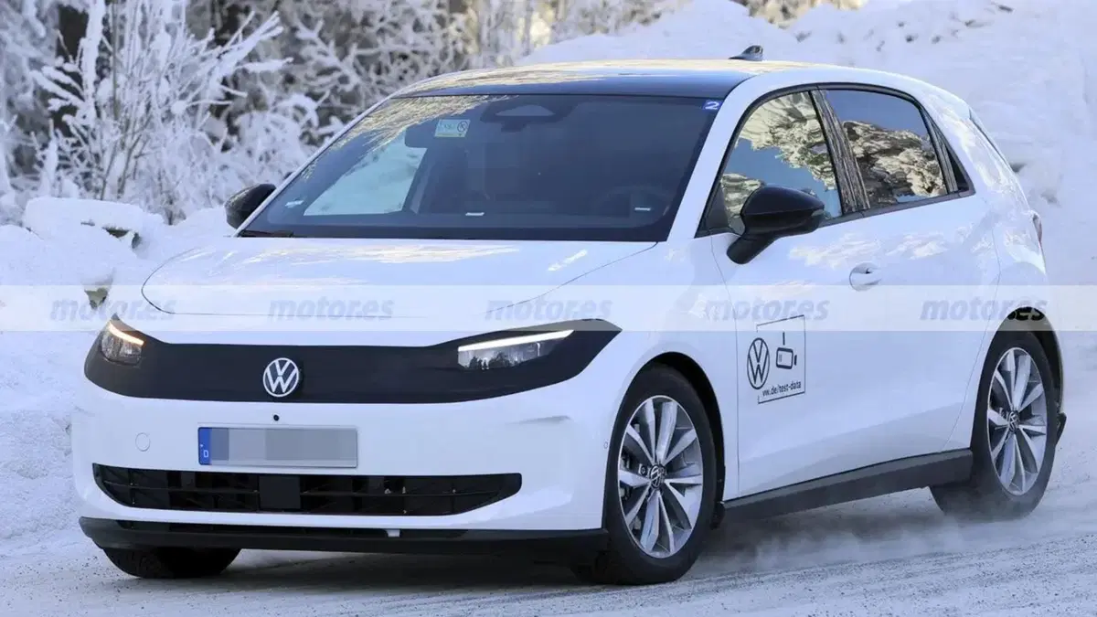 Volkswagen ID. Polo R-Line: prime foto spia svelano la compatta elettrica pronta per l’Europa (2)