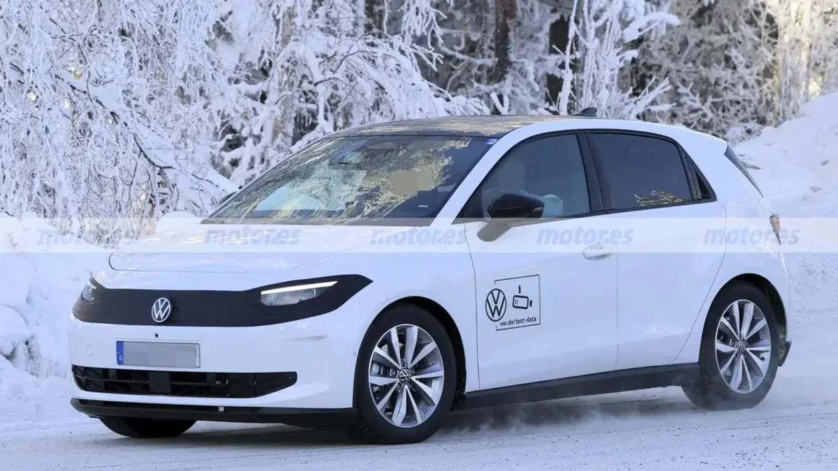 Volkswagen ID. Polo R-Line: prime foto spia svelano la compatta elettrica pronta per l’Europa (3)