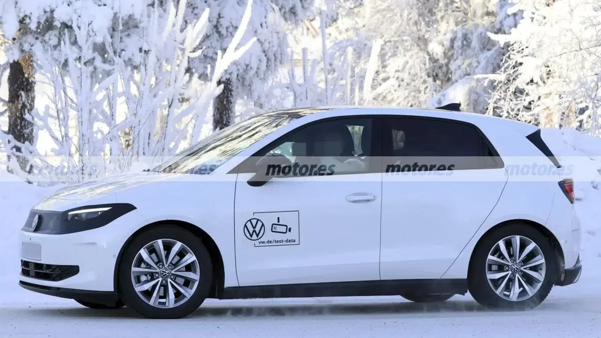 Volkswagen ID. Polo R-Line: prime foto spia svelano la compatta elettrica pronta per l’Europa (4)