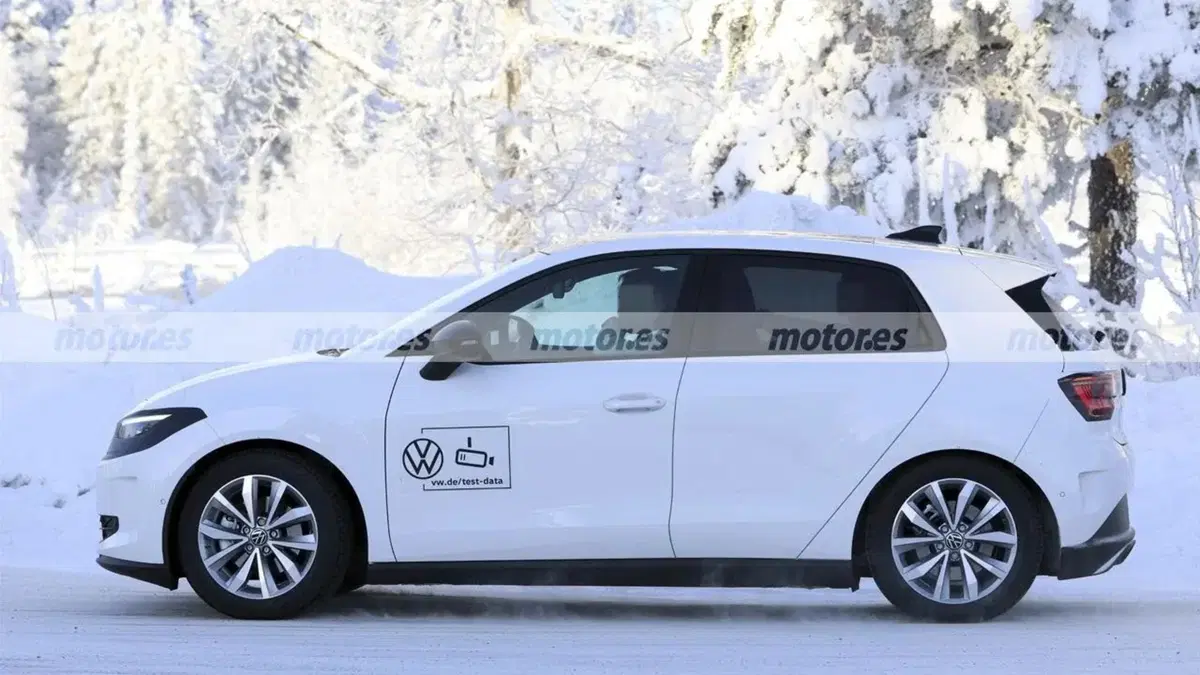 Volkswagen ID. Polo R-Line: prime foto spia svelano la compatta elettrica pronta per l’Europa (5)