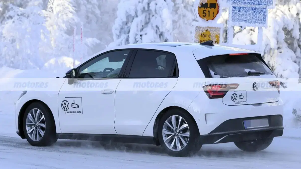 Volkswagen ID. Polo R-Line: prime foto spia svelano la compatta elettrica pronta per l’Europa (6)