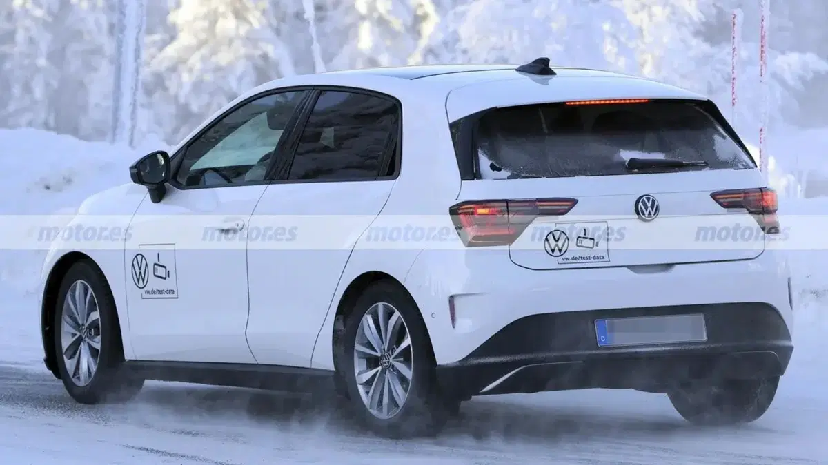 Volkswagen ID. Polo R-Line: prime foto spia svelano la compatta elettrica pronta per l’Europa (7)
