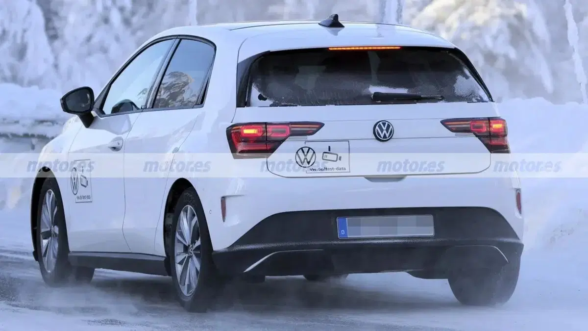 Volkswagen ID. Polo R-Line: prime foto spia svelano la compatta elettrica pronta per l’Europa (8)