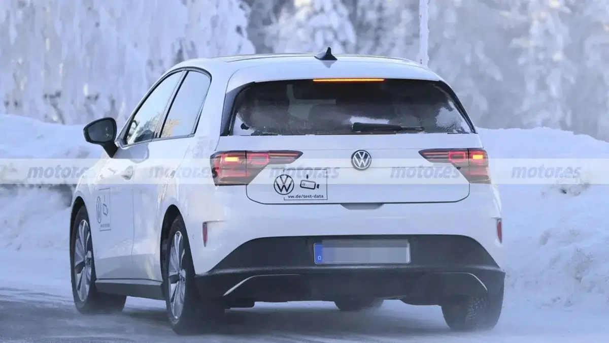 Volkswagen ID. Polo R-Line: prime foto spia svelano la compatta elettrica pronta per l’Europa (9)