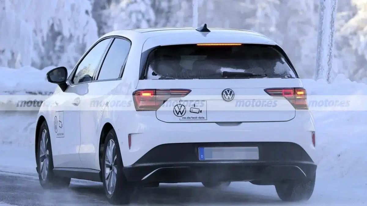 Volkswagen ID. Polo R-Line: prime foto spia svelano la compatta elettrica pronta per l’Europa (10)