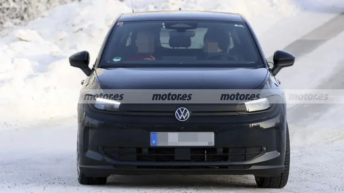 Volkswagen ID. Polo R-Line: prime foto spia svelano la compatta elettrica pronta per l’Europa (11)