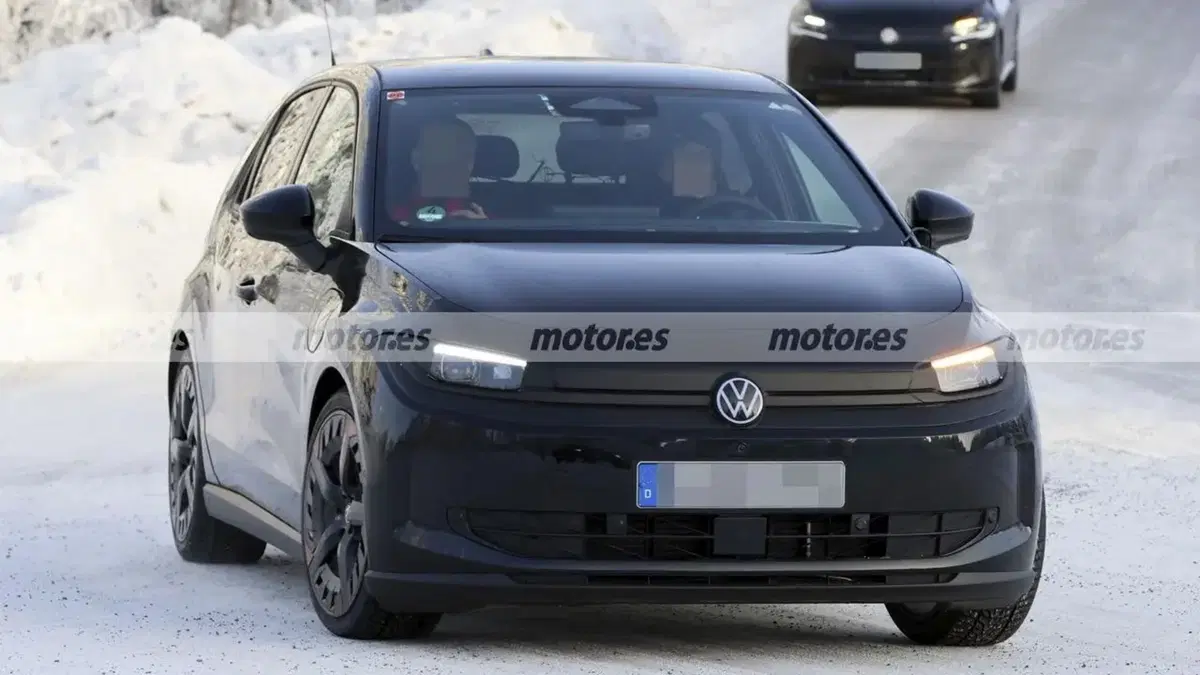 Volkswagen ID. Polo R-Line: prime foto spia svelano la compatta elettrica pronta per l’Europa (12)