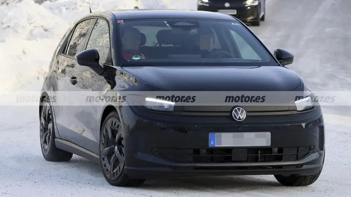 Volkswagen ID. Polo R-Line: prime foto spia svelano la compatta elettrica pronta per l’Europa (13)