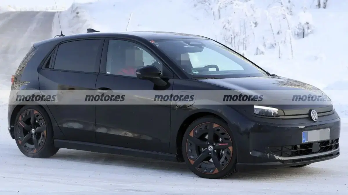 Volkswagen ID. Polo R-Line: prime foto spia svelano la compatta elettrica pronta per l’Europa (15)