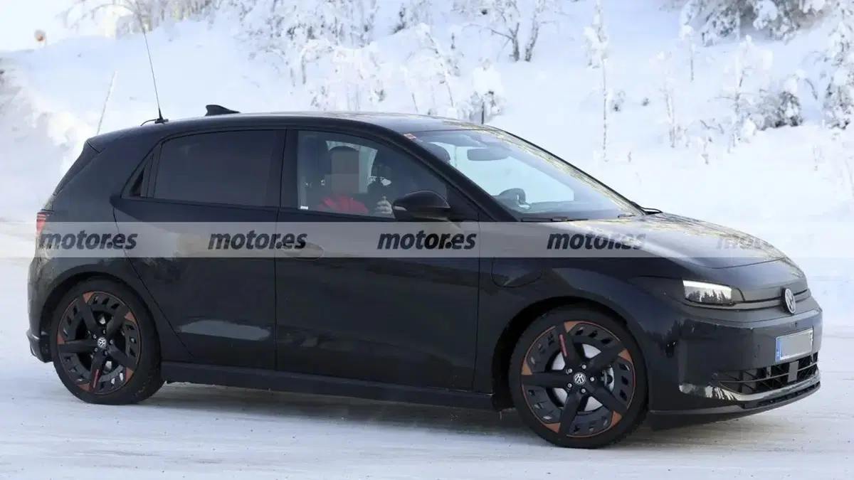 Volkswagen ID. Polo R-Line: prime foto spia svelano la compatta elettrica pronta per l’Europa (16)