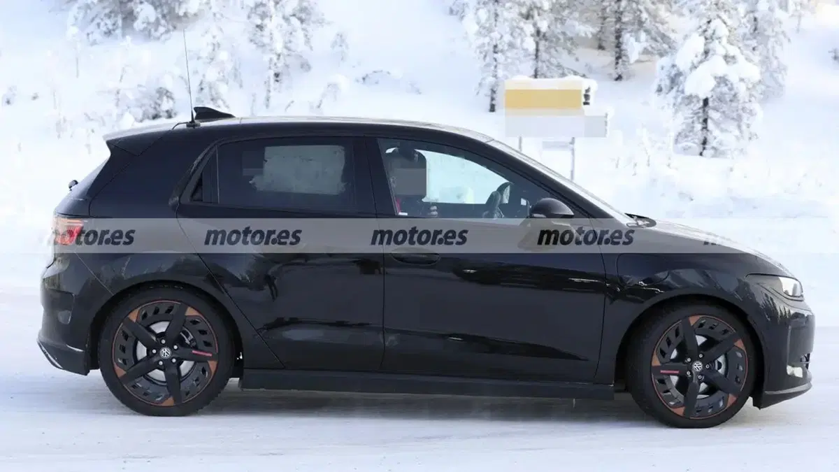 Volkswagen ID. Polo R-Line: prime foto spia svelano la compatta elettrica pronta per l’Europa (17)