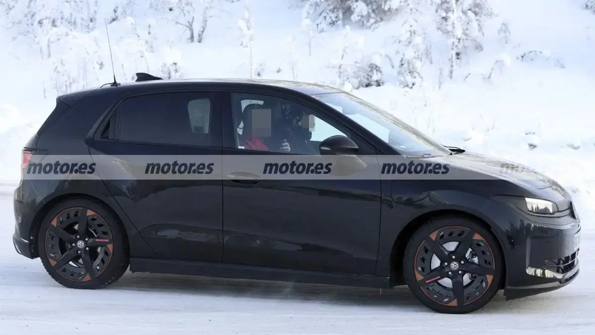 Volkswagen ID. Polo R-Line: prime foto spia svelano la compatta elettrica pronta per l’Europa (18)