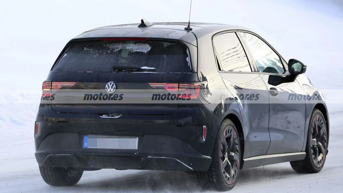 Volkswagen ID. Polo R-Line: prime foto spia svelano la compatta elettrica pronta per l’Europa (21)