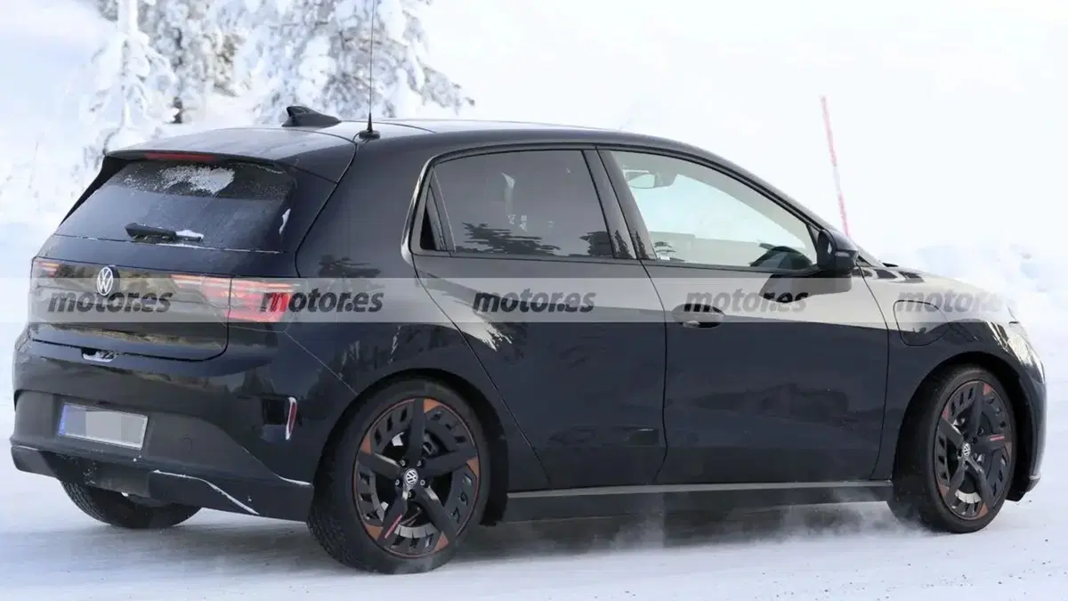 Volkswagen ID. Polo R-Line: prime foto spia svelano la compatta elettrica pronta per l’Europa (22)