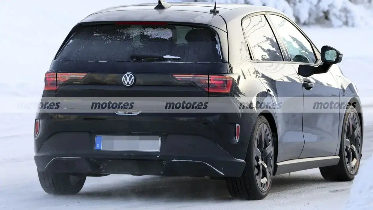 Volkswagen ID. Polo R-Line: prime foto spia svelano la compatta elettrica pronta per l’Europa (23)