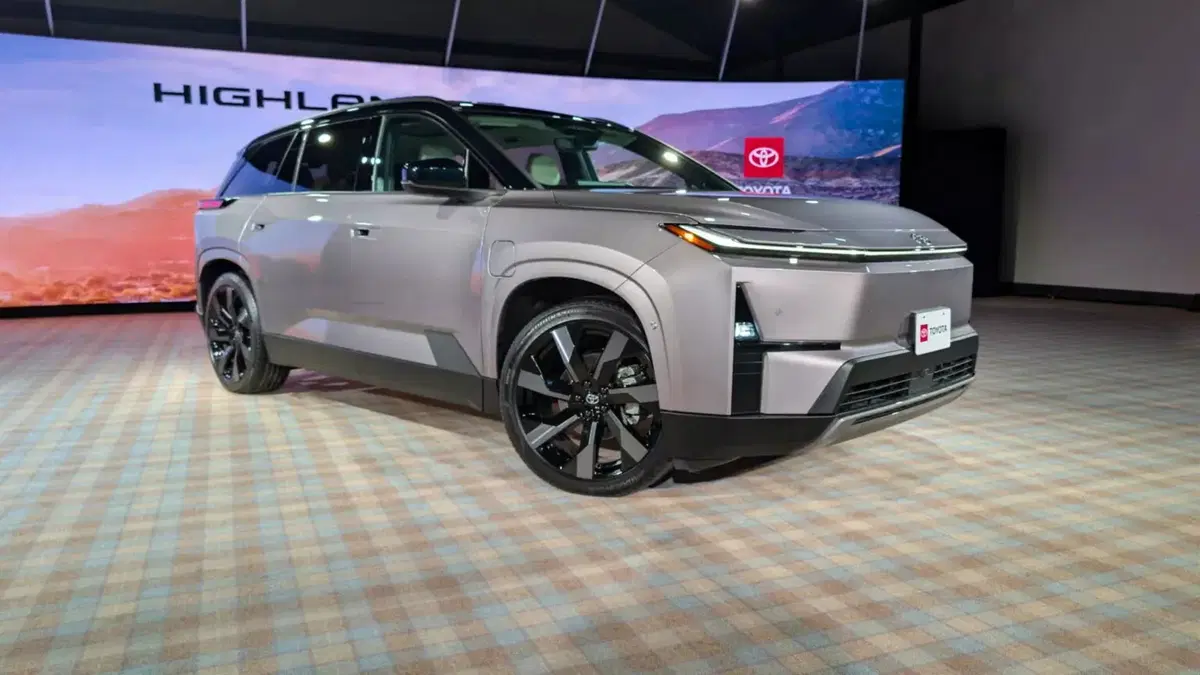 Nuova Toyota Highlander: il grande SUV a 7 posti diventa elettrico e promette oltre 500 km di autonomia (2)