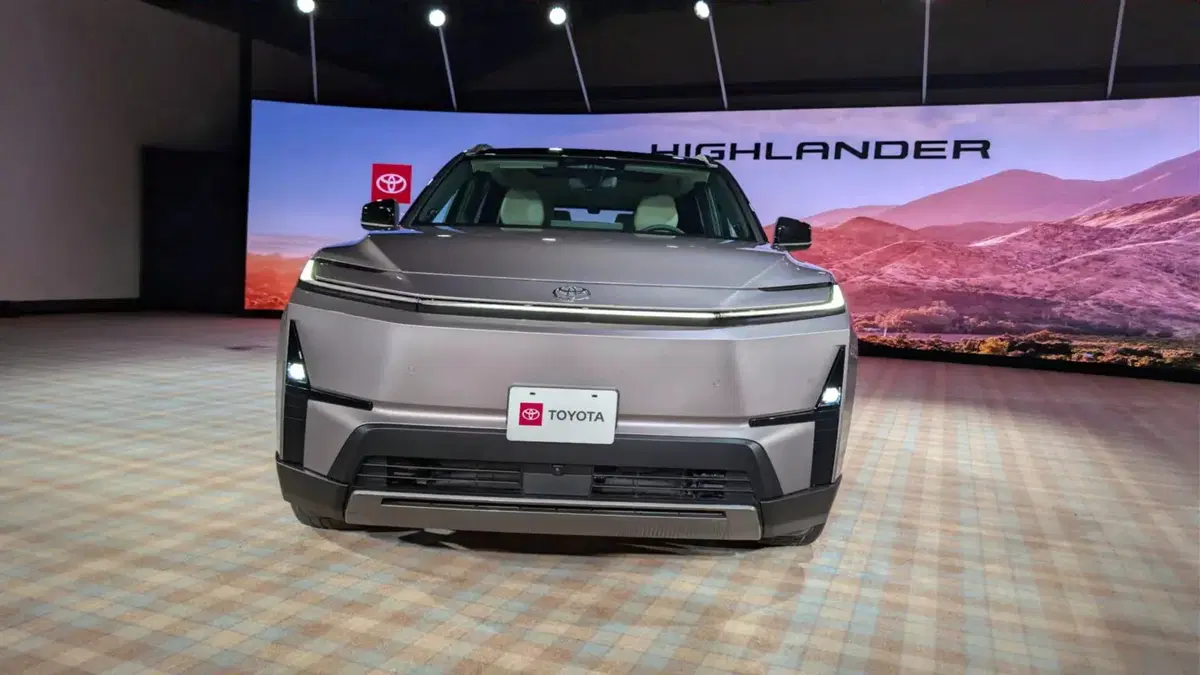 Nuova Toyota Highlander: il grande SUV a 7 posti diventa elettrico e promette oltre 500 km di autonomia (3)