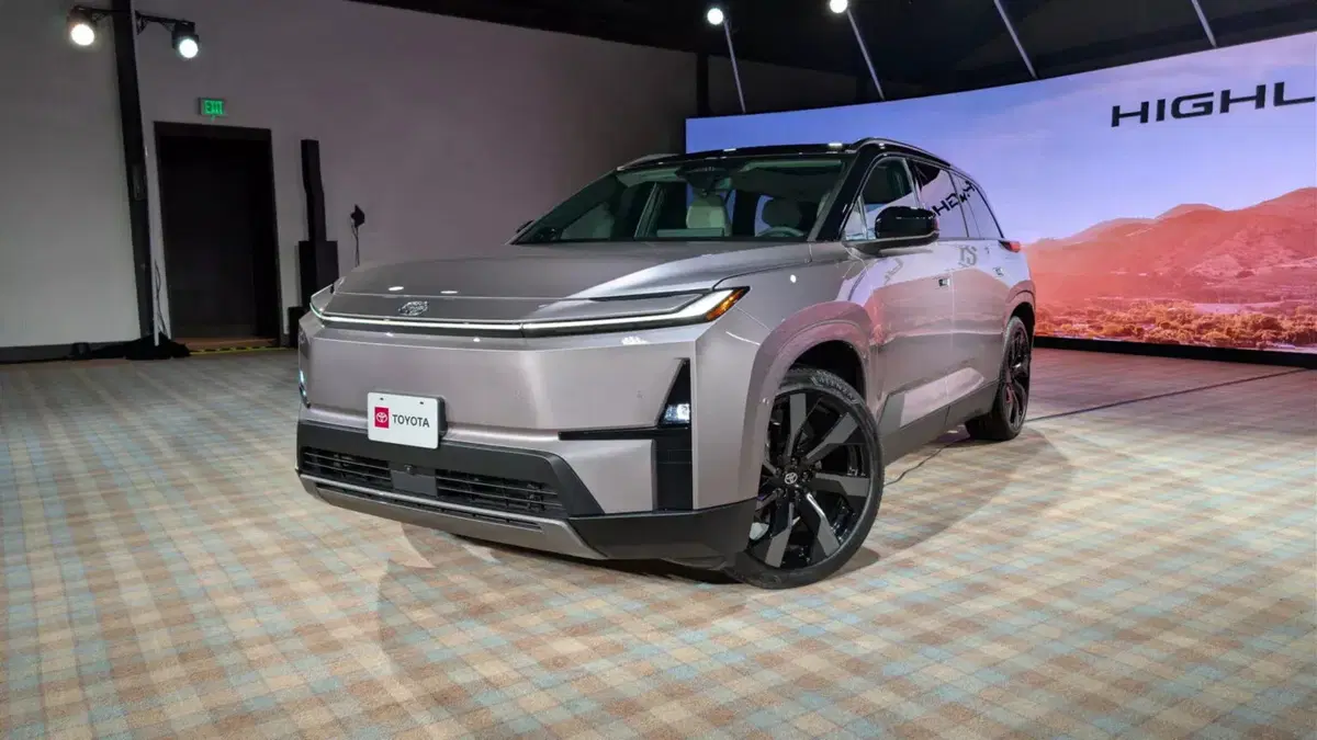 Nuova Toyota Highlander: il grande SUV a 7 posti diventa elettrico e promette oltre 500 km di autonomia (4)