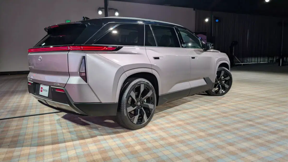 Nuova Toyota Highlander: il grande SUV a 7 posti diventa elettrico e promette oltre 500 km di autonomia (5)