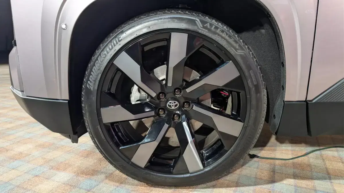 Nuova Toyota Highlander: il grande SUV a 7 posti diventa elettrico e promette oltre 500 km di autonomia (6)