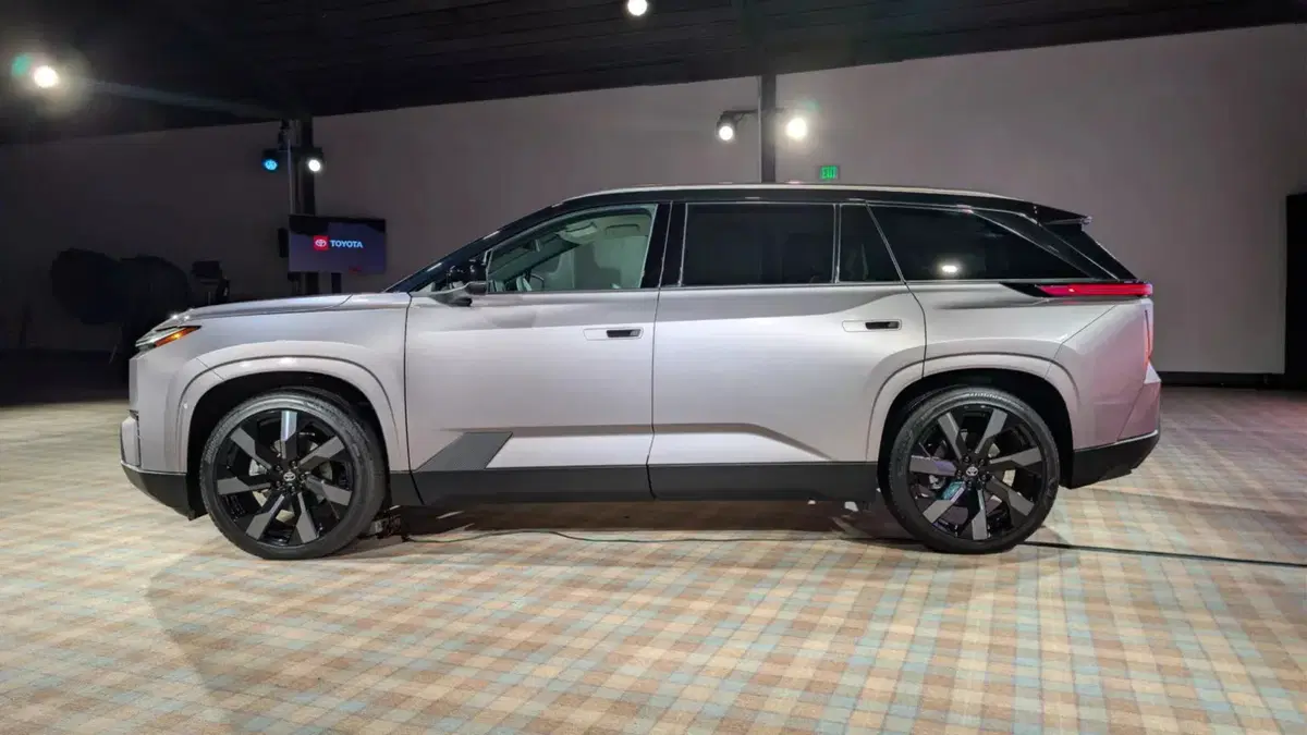 Nuova Toyota Highlander: il grande SUV a 7 posti diventa elettrico e promette oltre 500 km di autonomia (7)