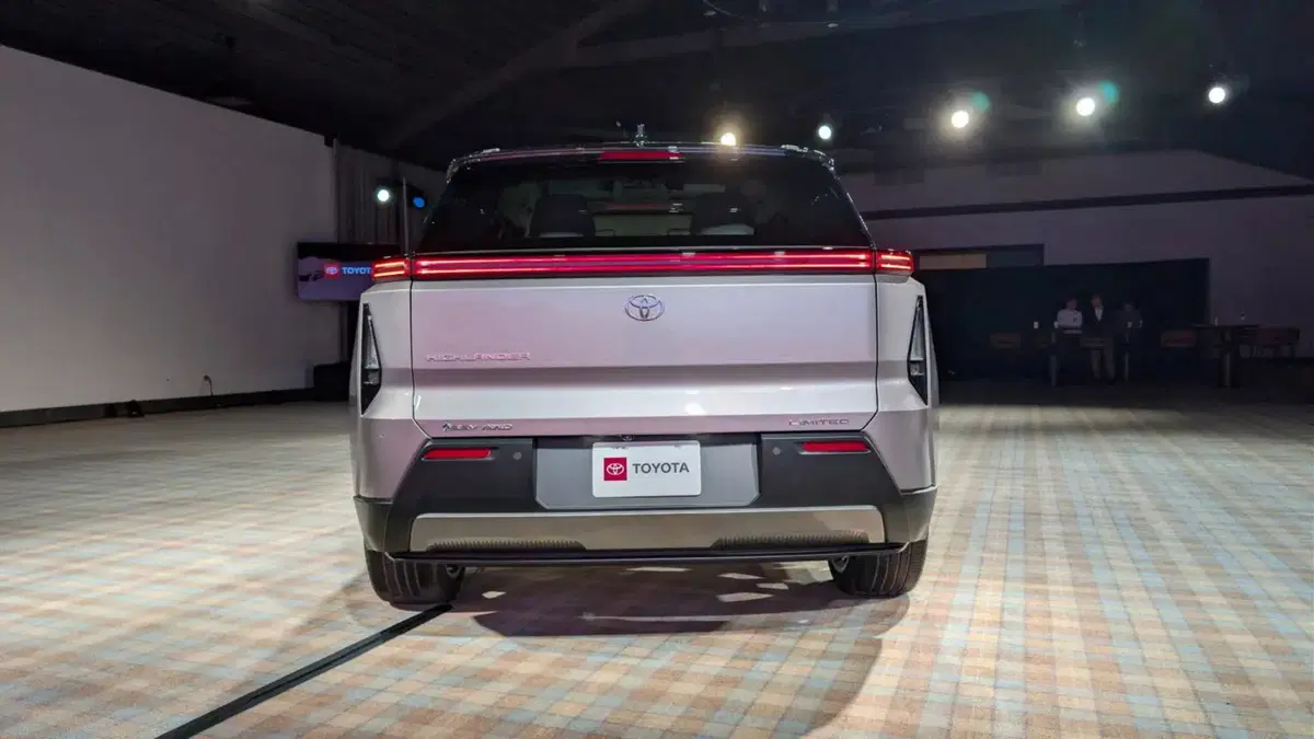 Nuova Toyota Highlander: il grande SUV a 7 posti diventa elettrico e promette oltre 500 km di autonomia (8)