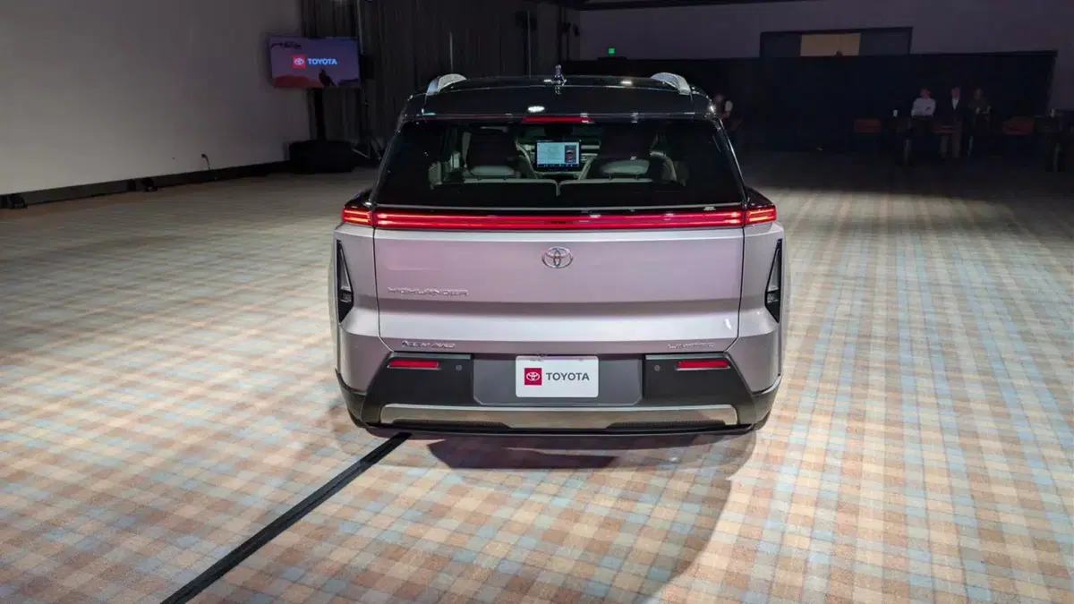Nuova Toyota Highlander: il grande SUV a 7 posti diventa elettrico e promette oltre 500 km di autonomia (9)