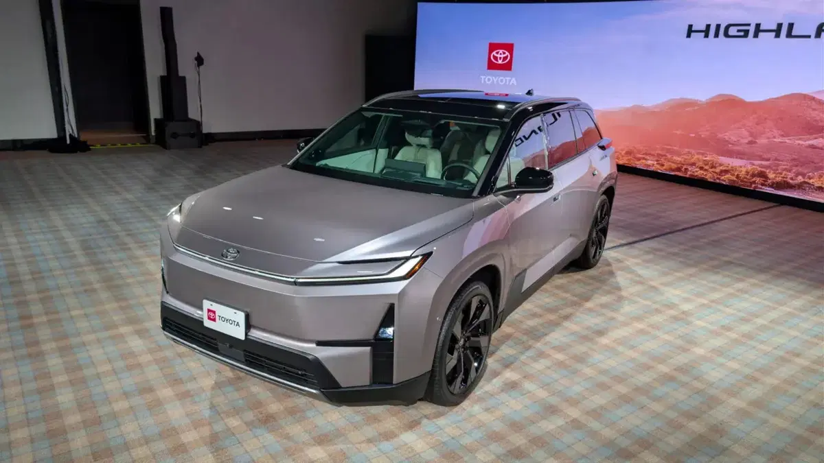 Nuova Toyota Highlander: il grande SUV a 7 posti diventa elettrico e promette oltre 500 km di autonomia (10)