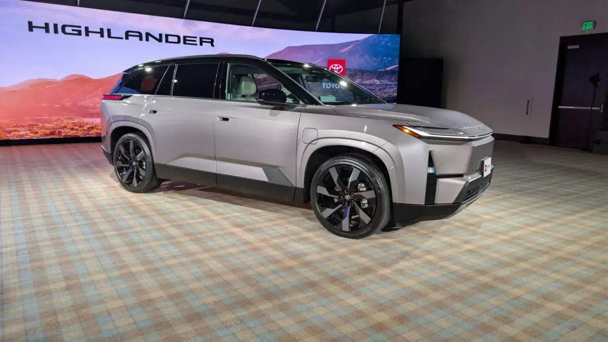 Nuova Toyota Highlander: il grande SUV a 7 posti diventa elettrico e promette oltre 500 km di autonomia (11)