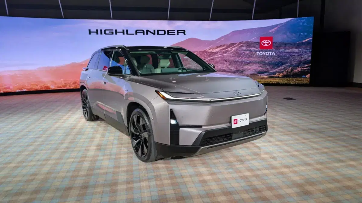 Nuova Toyota Highlander: il grande SUV a 7 posti diventa elettrico e promette oltre 500 km di autonomia (12)