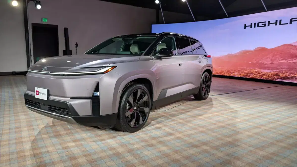 Nuova Toyota Highlander: il grande SUV a 7 posti diventa elettrico e promette oltre 500 km di autonomia (13)