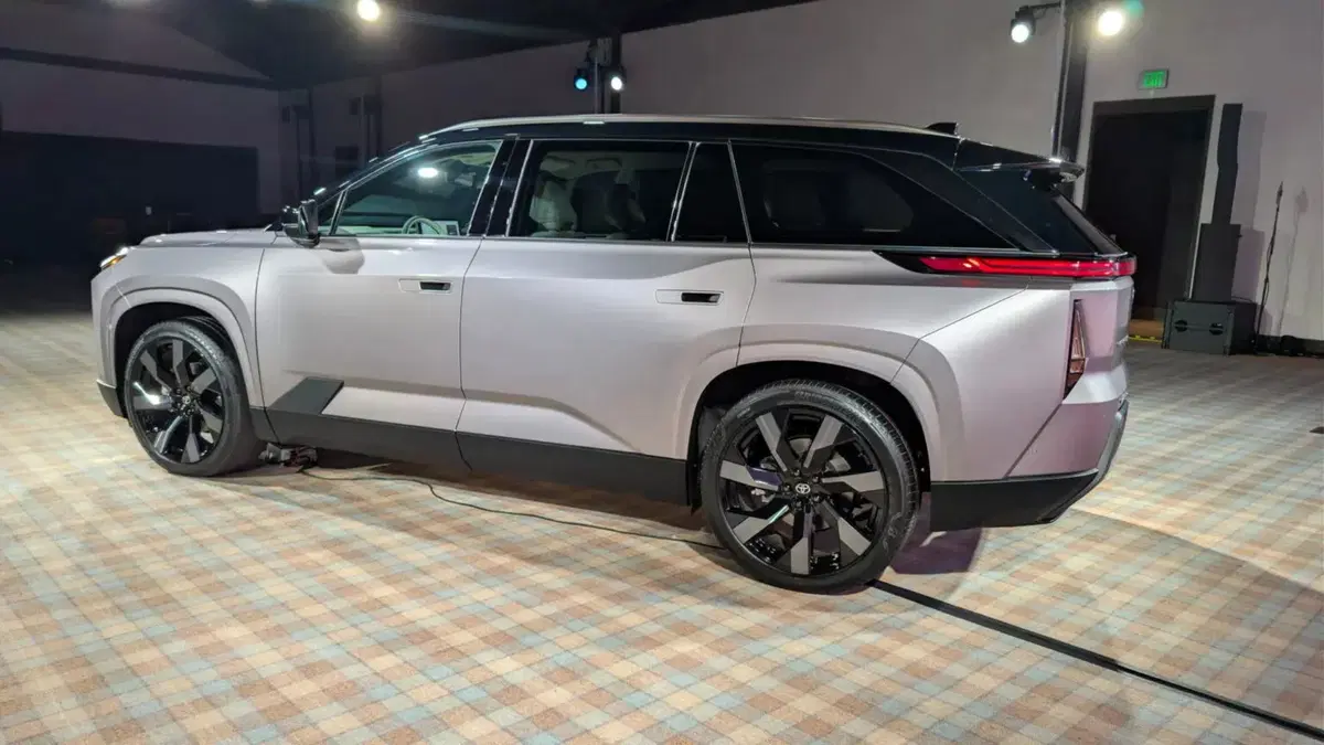 Nuova Toyota Highlander: il grande SUV a 7 posti diventa elettrico e promette oltre 500 km di autonomia (14)