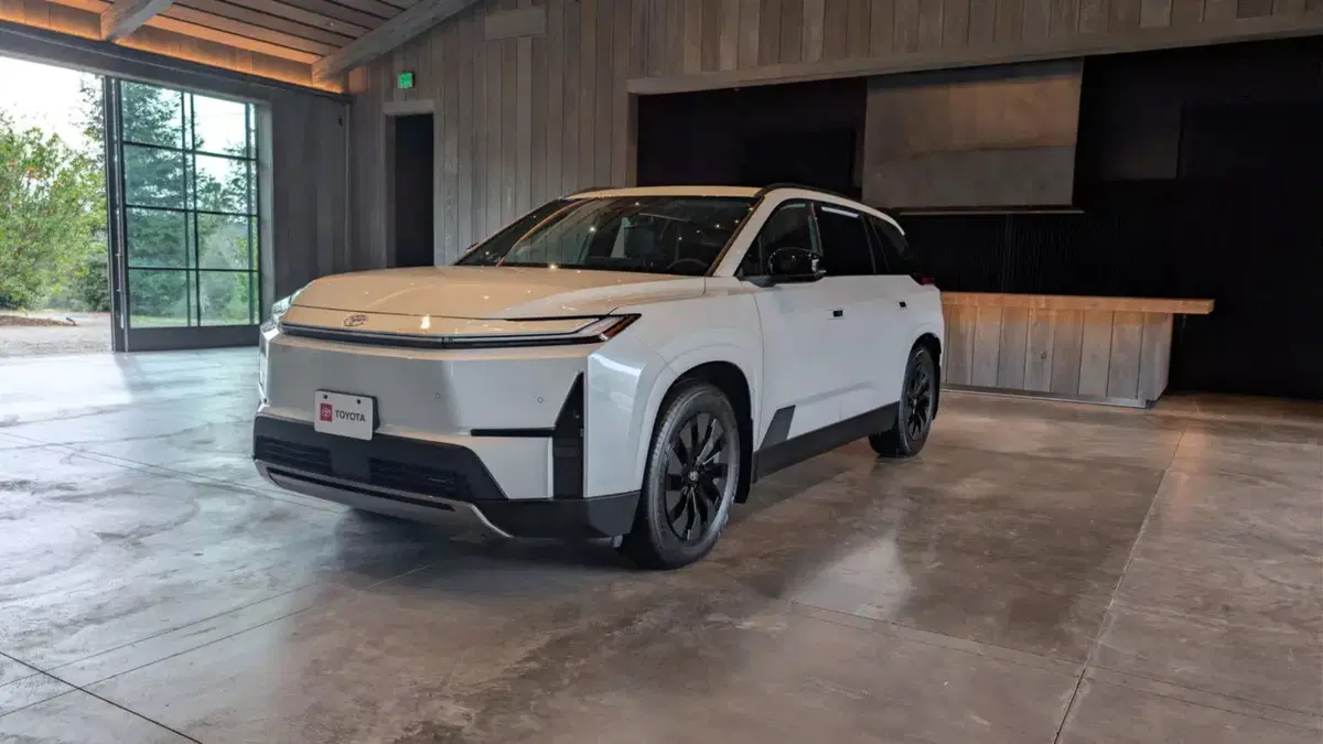 Nuova Toyota Highlander: il grande SUV a 7 posti diventa elettrico e promette oltre 500 km di autonomia (15)
