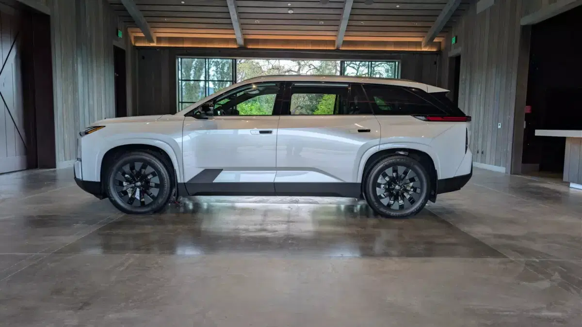 Nuova Toyota Highlander: il grande SUV a 7 posti diventa elettrico e promette oltre 500 km di autonomia (16)