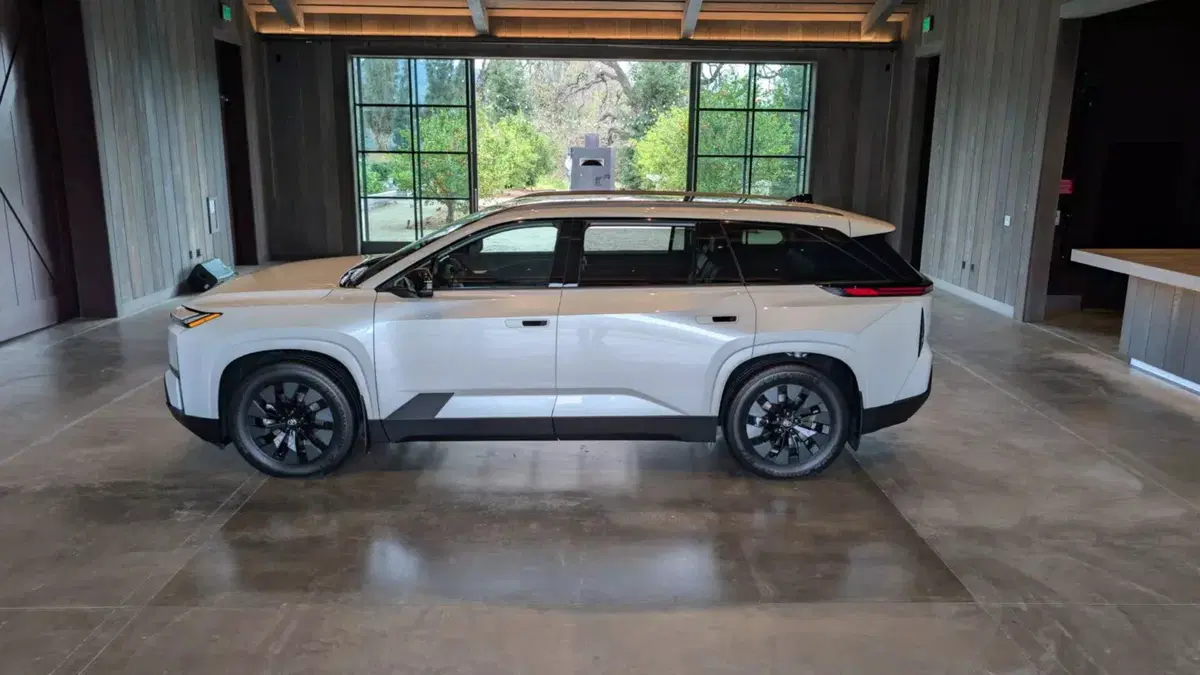Nuova Toyota Highlander: il grande SUV a 7 posti diventa elettrico e promette oltre 500 km di autonomia (17)