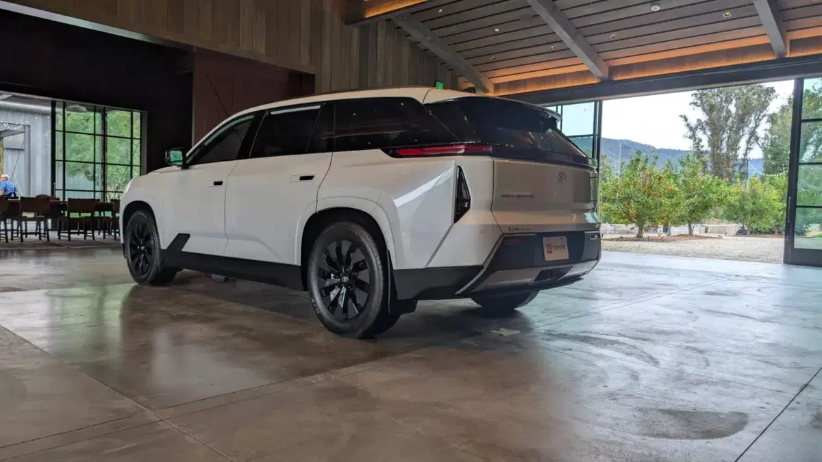 Nuova Toyota Highlander: il grande SUV a 7 posti diventa elettrico e promette oltre 500 km di autonomia (18)