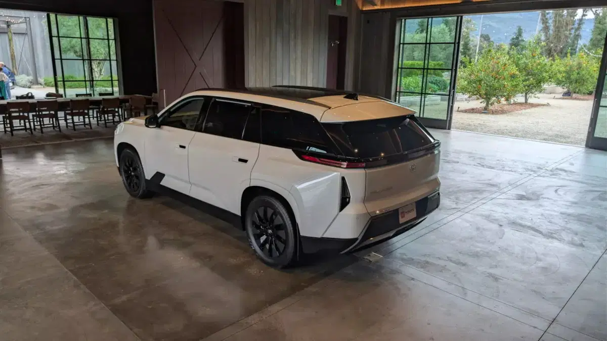 Nuova Toyota Highlander: il grande SUV a 7 posti diventa elettrico e promette oltre 500 km di autonomia (19)