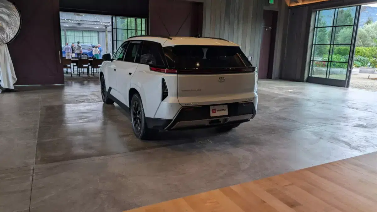 Nuova Toyota Highlander: il grande SUV a 7 posti diventa elettrico e promette oltre 500 km di autonomia (20)