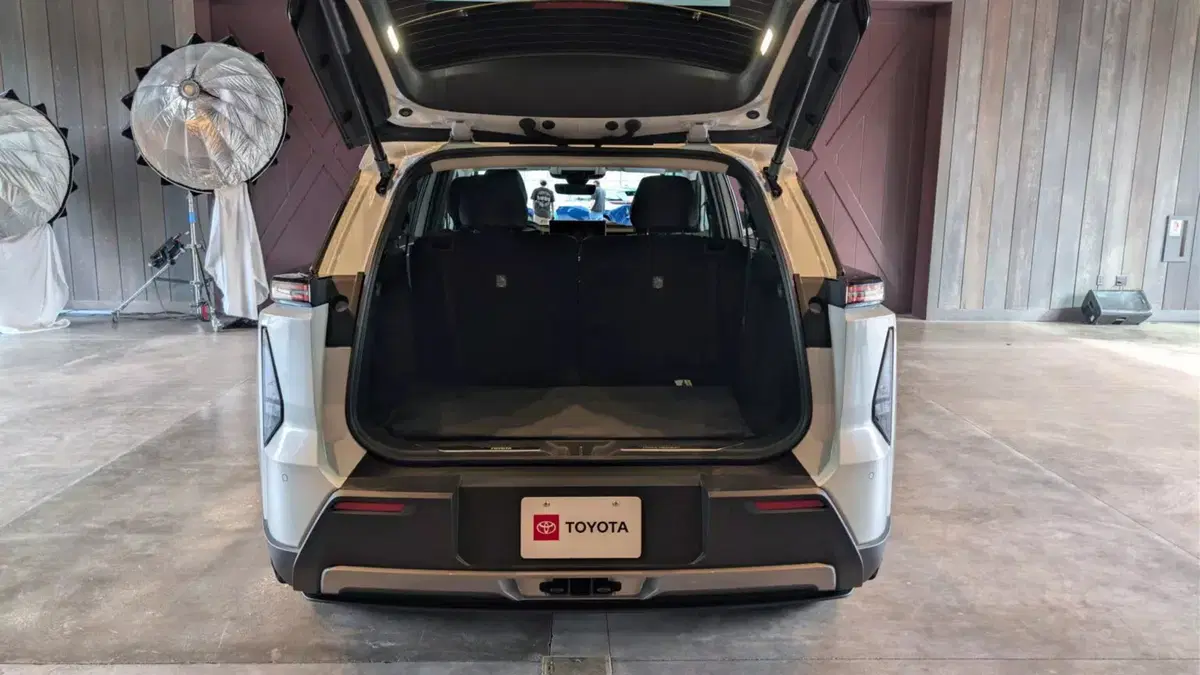 Nuova Toyota Highlander: il grande SUV a 7 posti diventa elettrico e promette oltre 500 km di autonomia (22)