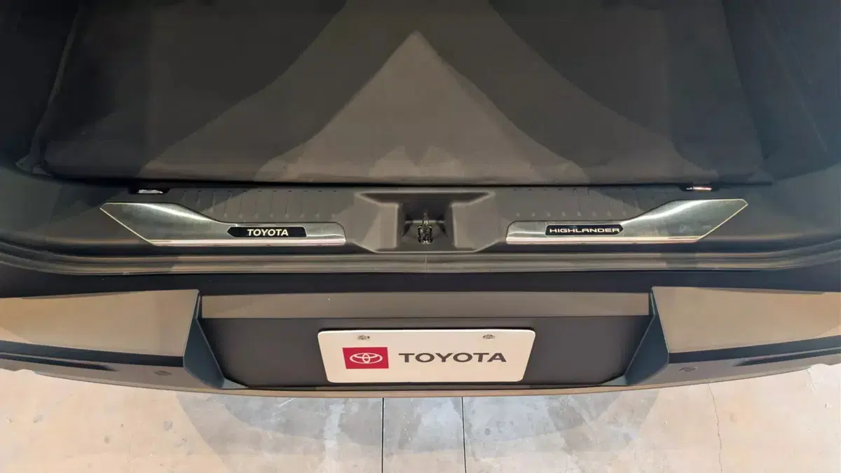 Nuova Toyota Highlander: il grande SUV a 7 posti diventa elettrico e promette oltre 500 km di autonomia (24)