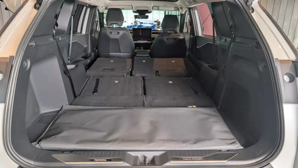 Nuova Toyota Highlander: il grande SUV a 7 posti diventa elettrico e promette oltre 500 km di autonomia (25)