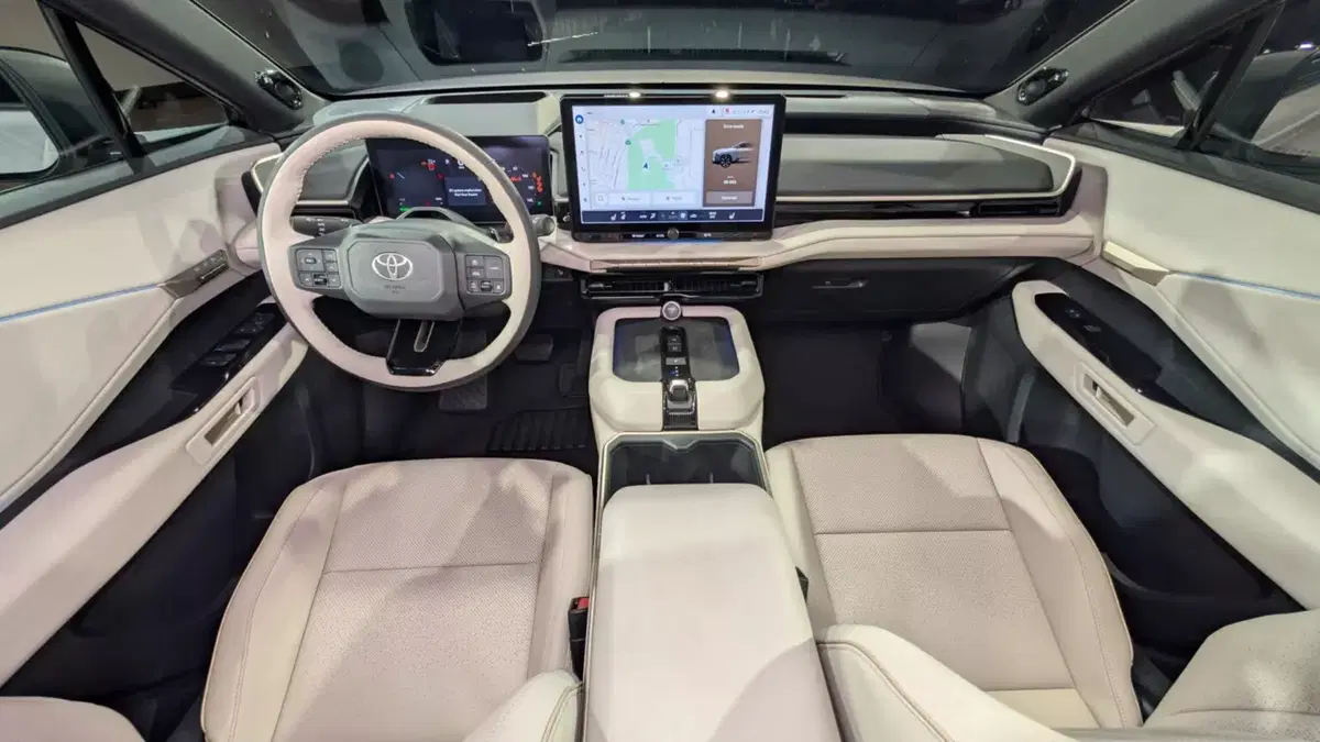 Nuova Toyota Highlander: il grande SUV a 7 posti diventa elettrico e promette oltre 500 km di autonomia