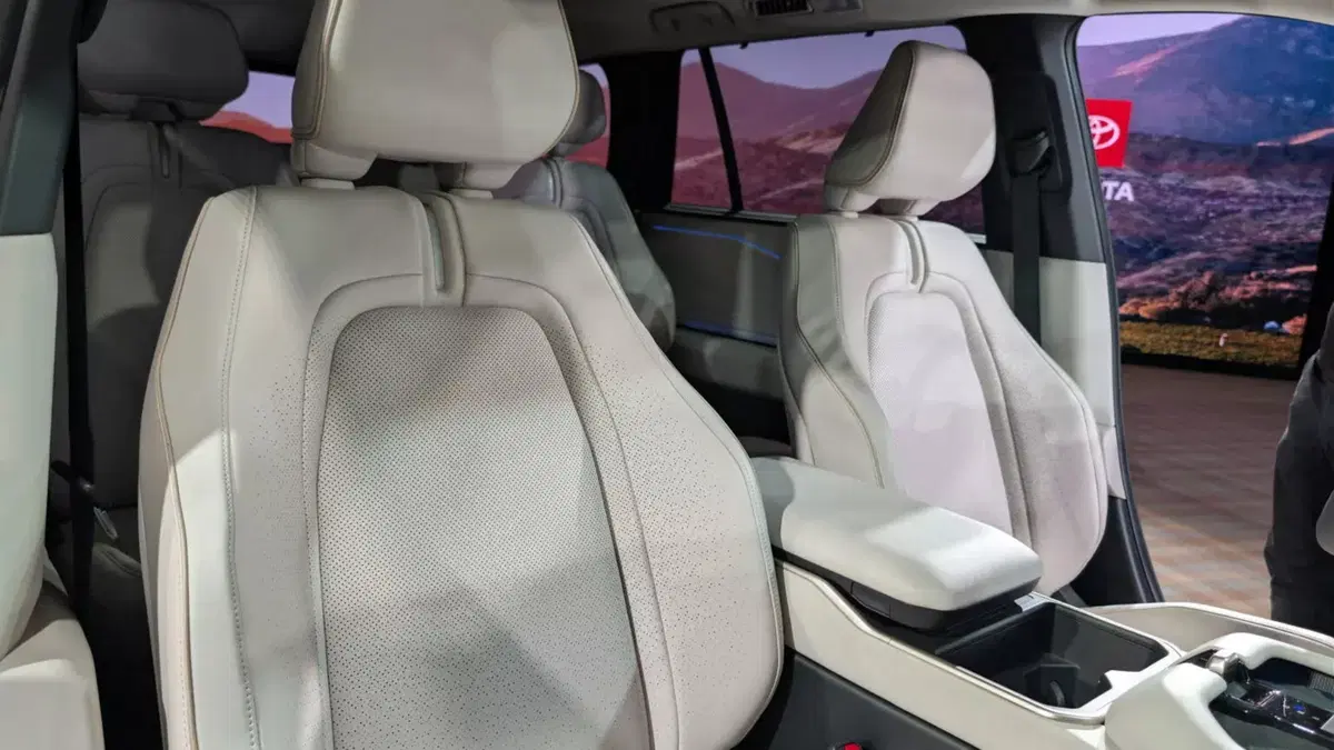 Nuova Toyota Highlander: il grande SUV a 7 posti diventa elettrico e promette oltre 500 km di autonomia (4)