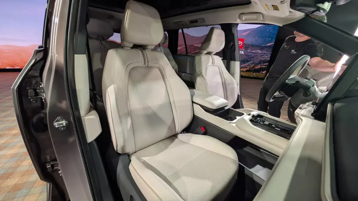 Nuova Toyota Highlander: il grande SUV a 7 posti diventa elettrico e promette oltre 500 km di autonomia (5)